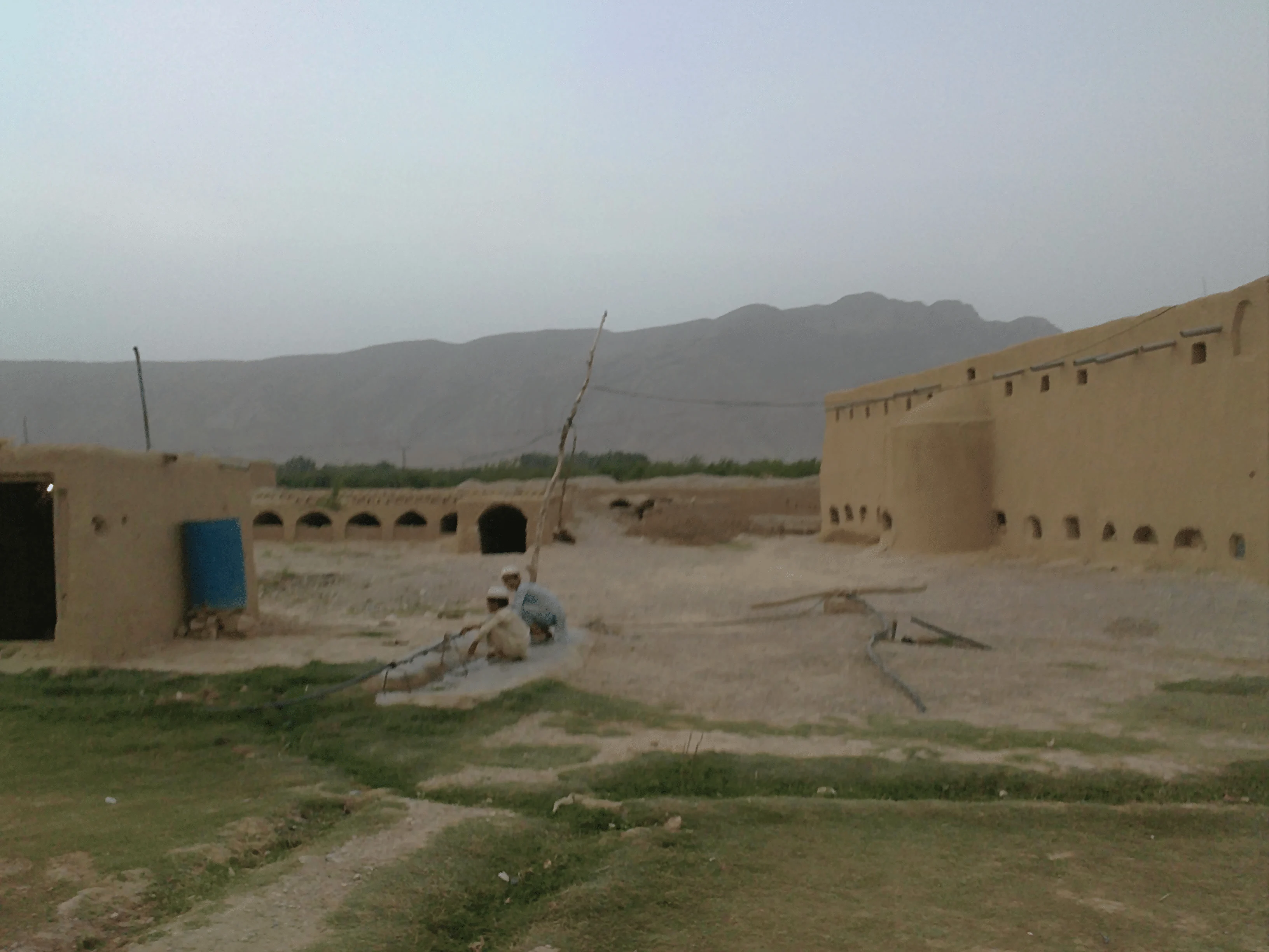 مطالعہ کرتے طلباء